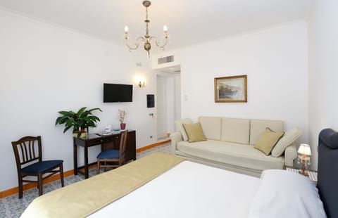 Superior Double Room, Balcony | 1 bedroom, individually decorated, individually furnished, desk