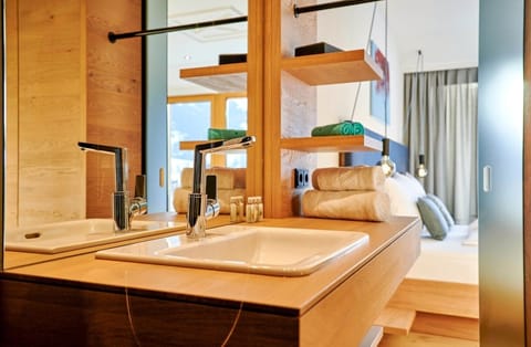 Double Room "Träumerei" | Bathroom | Shower, free toiletries, hair dryer, bathrobes