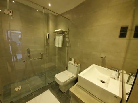 Family Room | Bathroom | Shower, rainfall showerhead, free toiletries, hair dryer