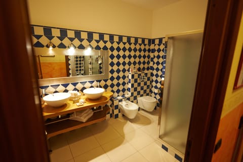 Junior Suite, 1 King Bed, Balcony, Valley View | Bathroom | Hair dryer, towels, soap, shampoo