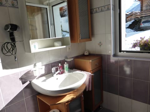 Comfort Double Room, Garden View (Violette) | Bathroom | Shower, hydromassage showerhead, free toiletries, hair dryer