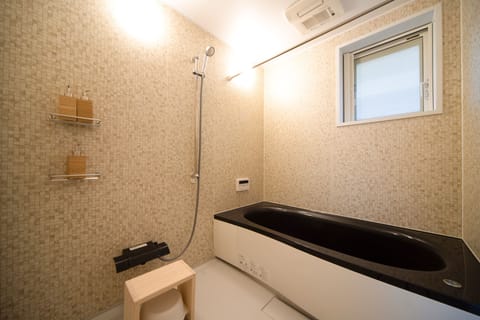 Combined shower/tub, hair dryer, slippers, towels