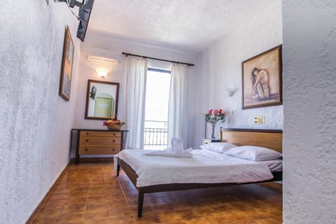 Double or Twin Room, Garden View | Minibar, soundproofing, free WiFi, bed sheets