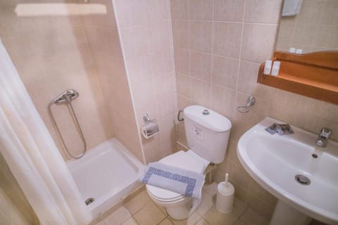 Double or Twin Room, Sea View | Bathroom | Combined shower/tub, free toiletries, hair dryer, towels