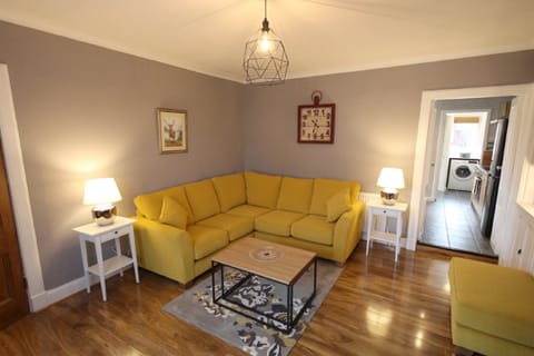 Deluxe Apartment | Living room | Flat-screen TV, DVD player