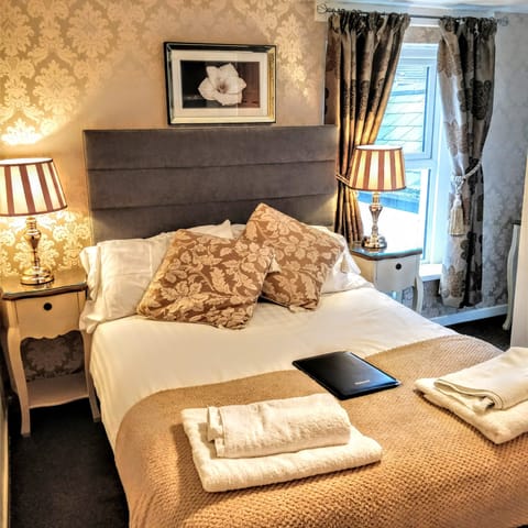 Desk, soundproofing, iron/ironing board, free WiFi