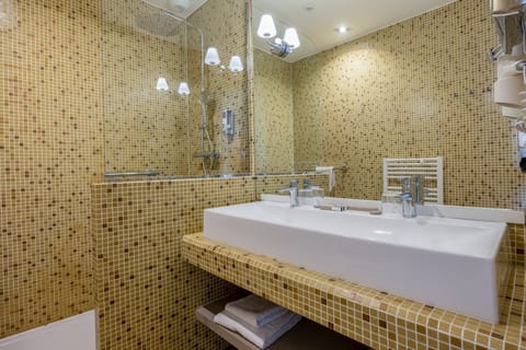 Deluxe Room | Bathroom | Shower, rainfall showerhead, free toiletries, hair dryer