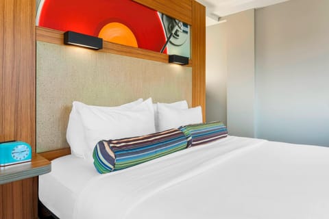 Room, 1 King Bed, Non Smoking (aloft) | Hypo-allergenic bedding, pillowtop beds, in-room safe, desk