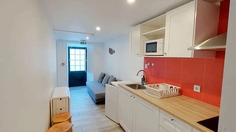 Comfort Apartment, 1 Bedroom | Private kitchen | Fridge, microwave