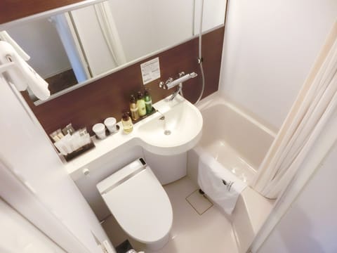 Combined shower/tub, deep soaking tub, free toiletries, hair dryer