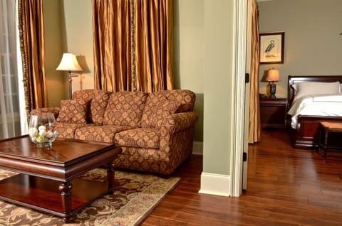 Suite, 1 King Bed | In-room safe, individually decorated, individually furnished