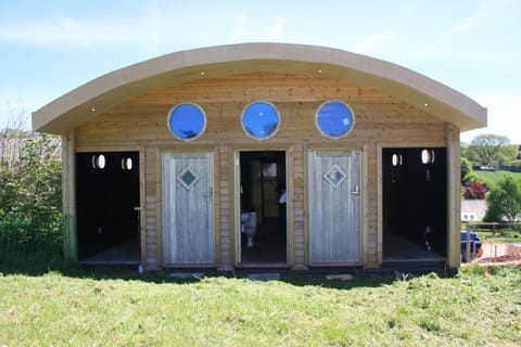 Combined shower/tub, deep soaking tub, rainfall showerhead, toilet paper