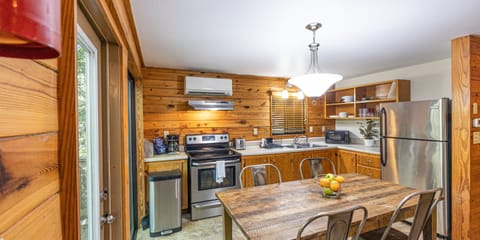 Cabin, Multiple Beds, Mountain View (Birch Cabin) | Private kitchen