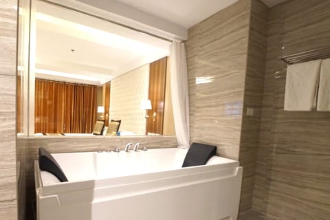 Admiral Suite | Jetted tub