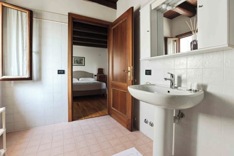 Romantic Double or Twin Room | Bathroom | Shower, bidet, towels