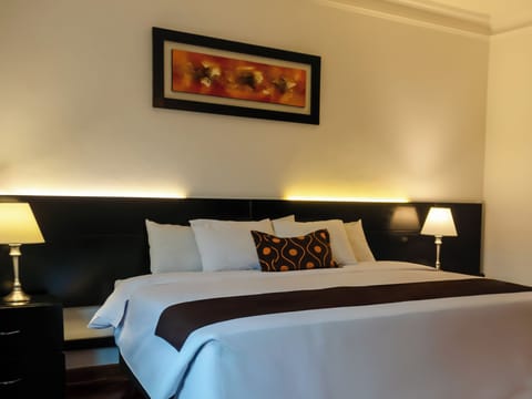 Double Room | Minibar, in-room safe, laptop workspace, iron/ironing board