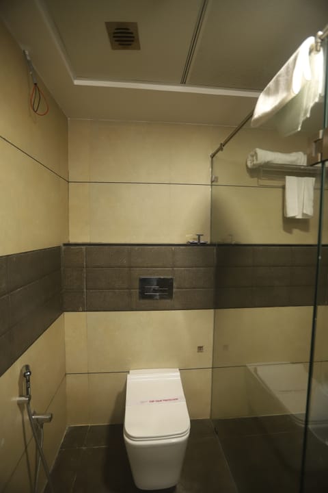 Superior Double Room | Bathroom | Slippers, towels