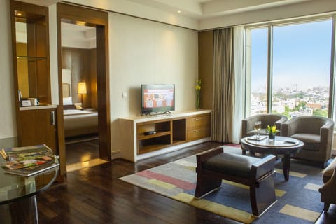 Junior Suite, 1 King Bed | Minibar, in-room safe, desk, laptop workspace