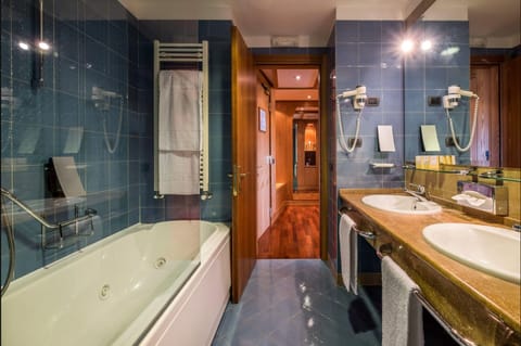 Combined shower/tub, free toiletries, hair dryer, bidet