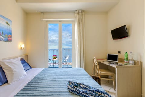 Deluxe Double or Twin Room, Sea View | Minibar