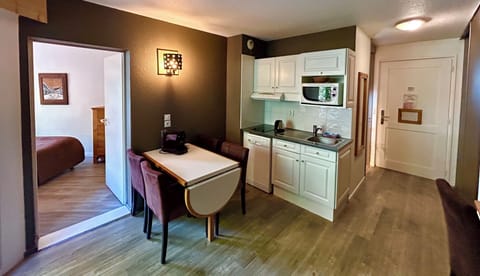 Superior Apartment, 1 Bedroom, Kitchenette | Private kitchen | Mini-fridge, microwave, stovetop, espresso maker