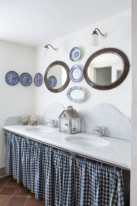 Shower, free toiletries, hair dryer, bidet