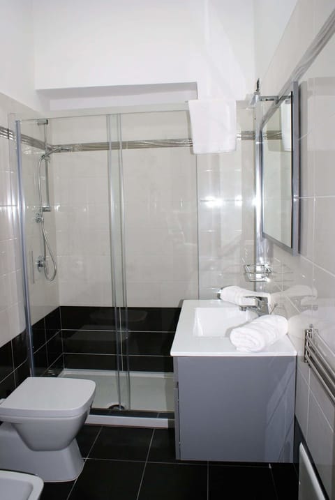 Luxury Quadruple Room | Bathroom | Shower, free toiletries, hair dryer, bathrobes