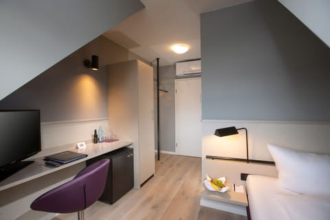 Economy Single Room | Minibar, in-room safe, desk, soundproofing