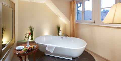 Classic Junior-Suite | Bathroom | Free toiletries, hair dryer, bathrobes, towels