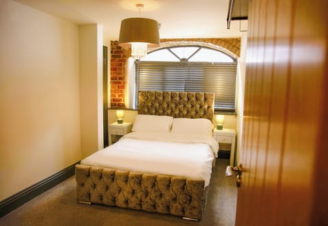 Deluxe Double Room | Bathroom | Free toiletries, hair dryer, towels, soap