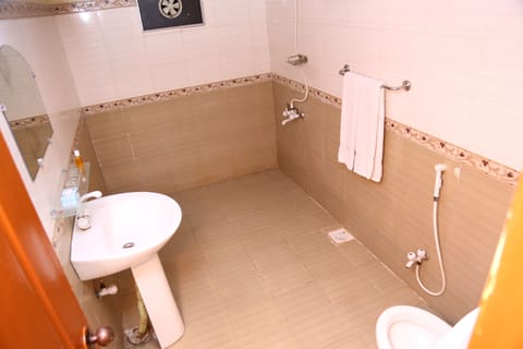 Family Room | Bathroom | Deep soaking tub, free toiletries, bathrobes, towels