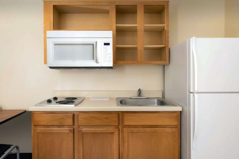 Full-size fridge, microwave, stovetop