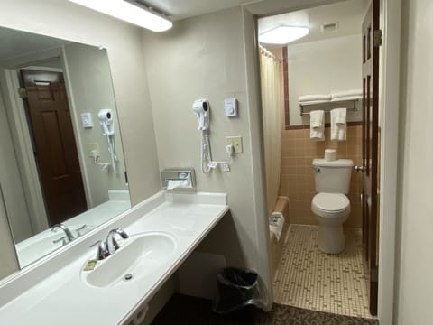Standard Single Room | Bathroom | Combined shower/tub, towels, soap, shampoo