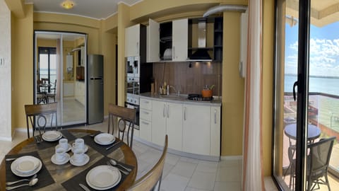 Deluxe Apartment | Private kitchen | Full-size fridge, microwave, oven, stovetop