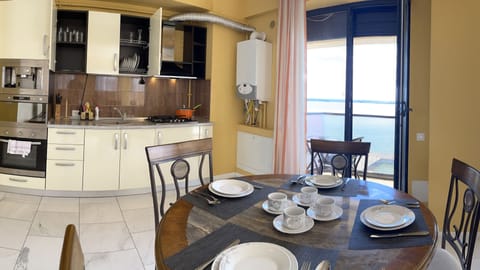 Deluxe Apartment | Private kitchen | Full-size fridge, microwave, oven, stovetop