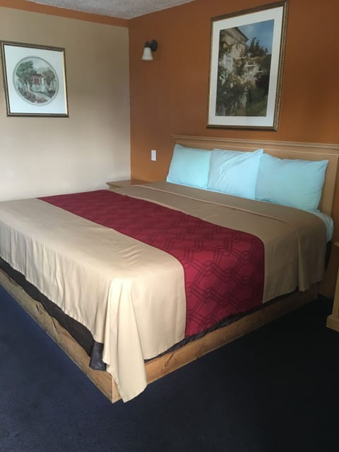 Standard Room, 1 King Bed, Non Smoking | Individually decorated, individually furnished, desk, blackout drapes