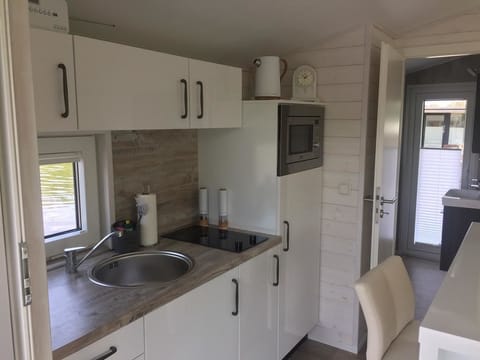 Houseboat (KHT 1) | Private kitchen | Fridge, microwave, oven, stovetop