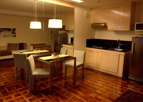 One Bedroom | Private kitchen | Mini-fridge, cookware/dishes/utensils