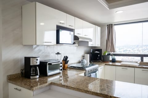 Full-size fridge, microwave, oven, stovetop