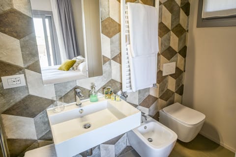 Superior Suite | Bathroom | Shower, rainfall showerhead, hair dryer, slippers