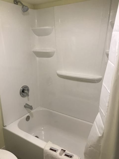 Double Room | Bathroom | Combined shower/tub, towels