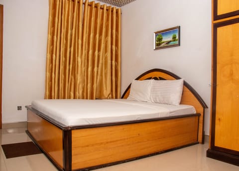 Standard Room, 1 Double Bed | Minibar, desk, bed sheets