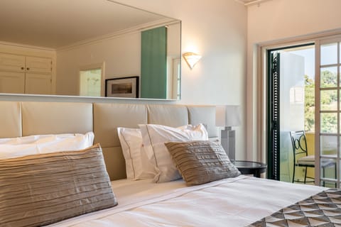 Executive Suite (4) | Premium bedding, free minibar items, in-room safe