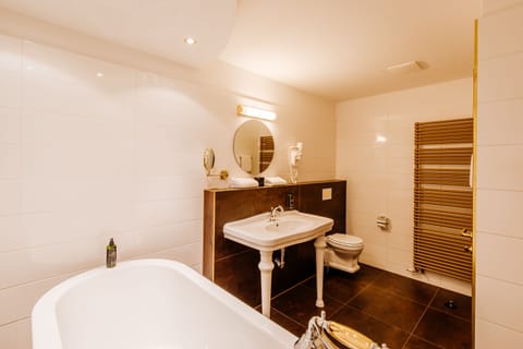 Suite | Deep soaking bathtub