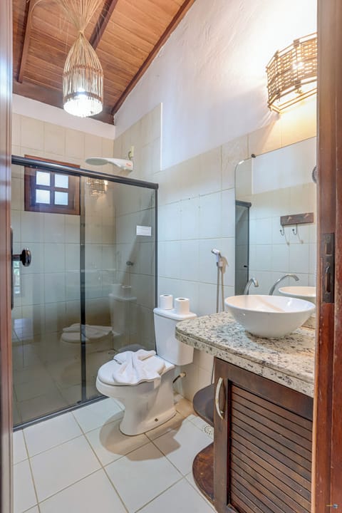 Chalet | Bathroom | Shower, hair dryer, towels, toilet paper