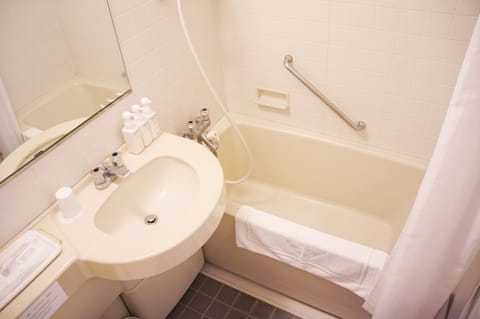 Combined shower/tub, free toiletries, hair dryer, slippers