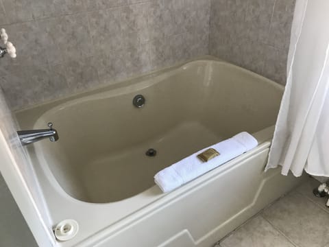 Honeymoon Single Room | Deep soaking bathtub