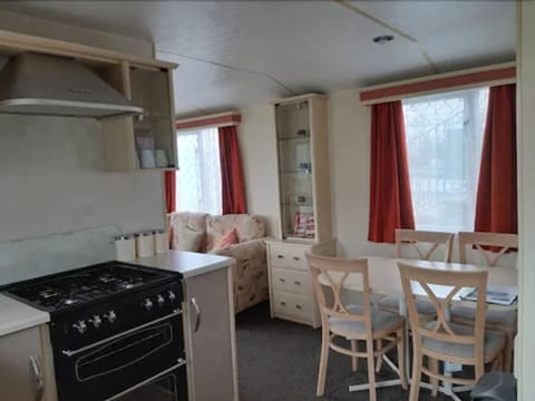 Fridge, oven, stovetop, electric kettle