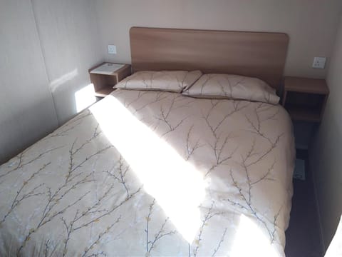 Cribs/infant beds, bed sheets