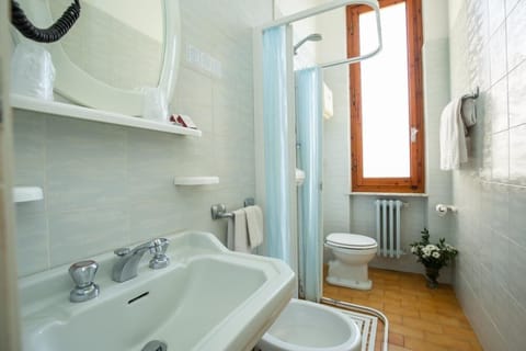 Triple Room | Bathroom | Shower, free toiletries, hair dryer